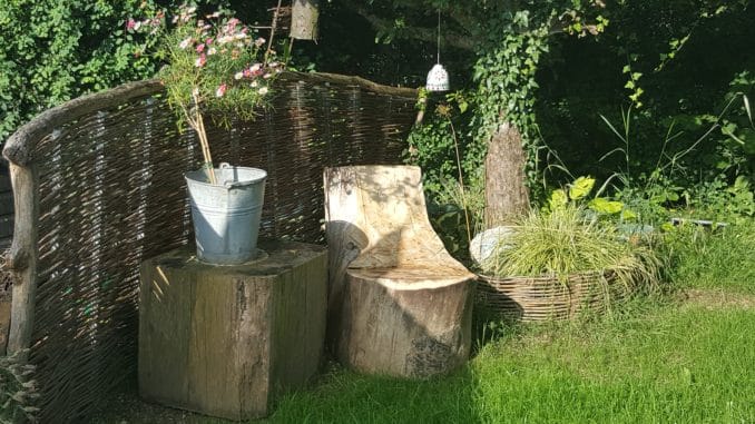 Gartendekoration mit selbst gemachten Baumstuhl und Baumtisch